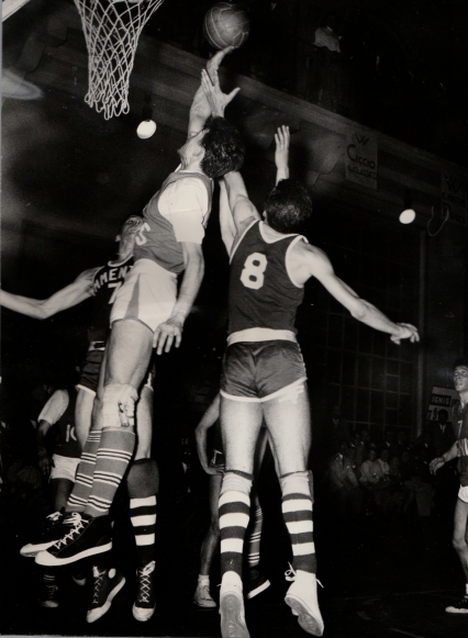 Forastieri in maglia Ignis in azione di tap-in